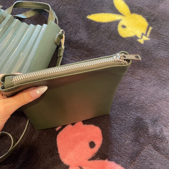 Green pleated rubber tote bag gently used - Picture 9 of 11